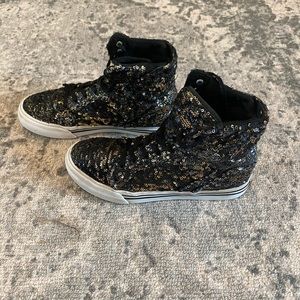 SUPRA GIRL’S SKYTOP BLACK & GOLD SEQUIN SNEAKERS